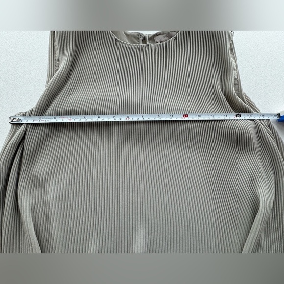 H&M Gray Sleeveless Pleated Blouse Size Small - Picture 4 of 7